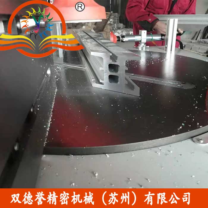 鋸鋁機切割按照角度分有3類，直角切、45度角切、任意角度切