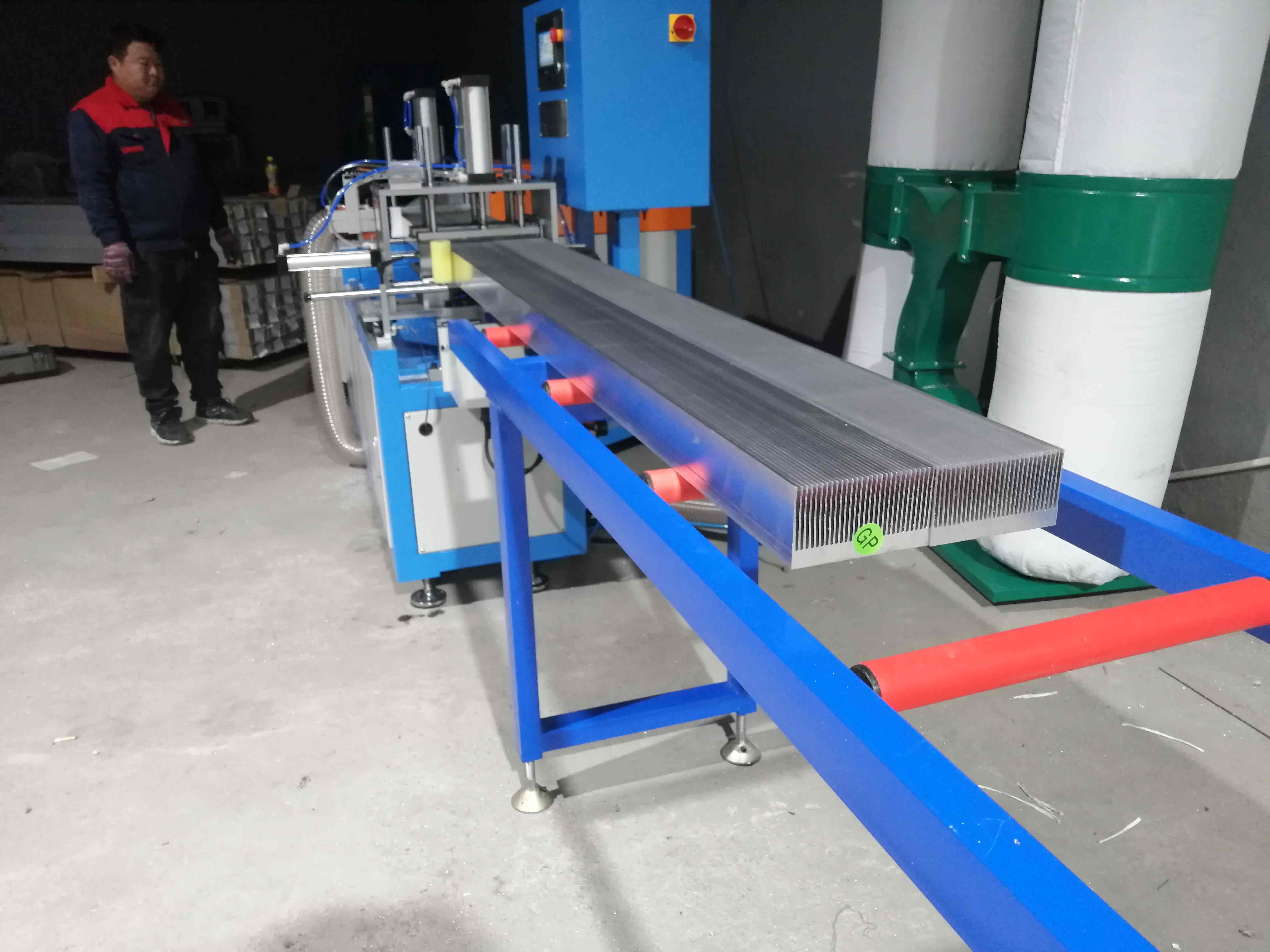 鋁型材散熱器切割機-1