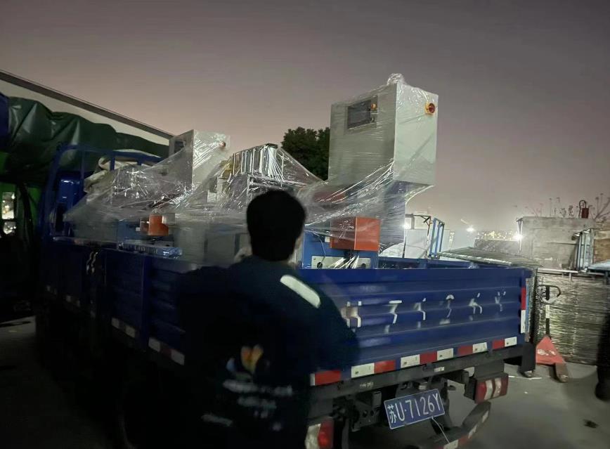 趕到天黑發(fā)貨，2臺(tái)鋁材切割機(jī)設(shè)備發(fā)貨浙江余姚經(jīng)銷商處