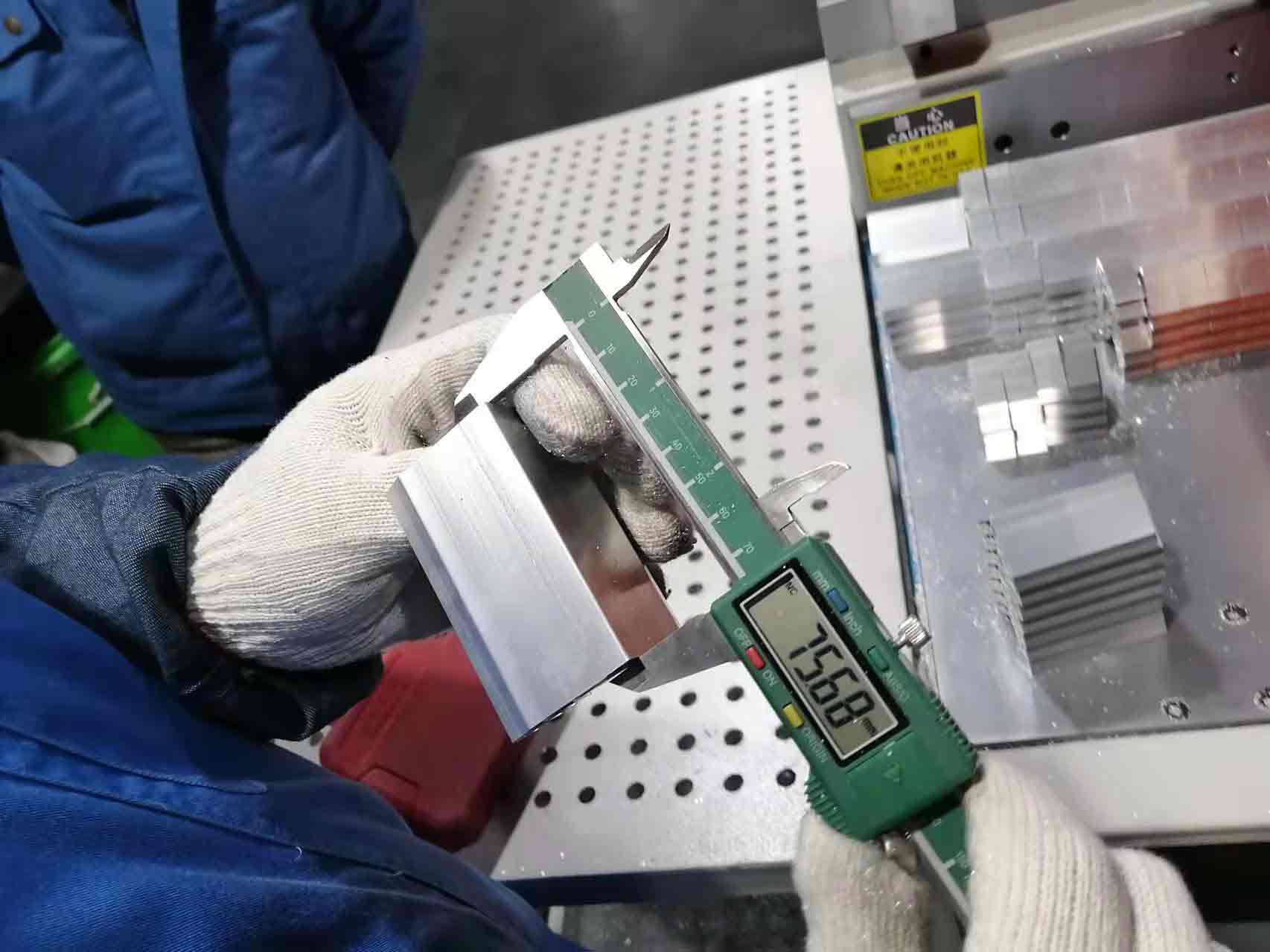 分離式全自動(dòng)切鋁機(jī)-鋁切機(jī)-型材切割機(jī)客戶現(xiàn)場(chǎng)尾料測(cè)量圖-2